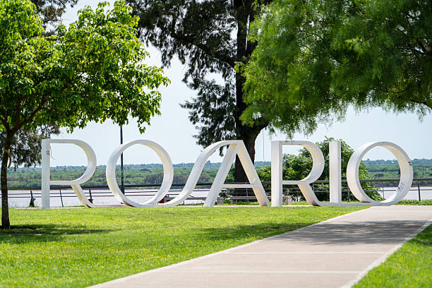 Letras emblemáticas de Rosario frente al río Paraná